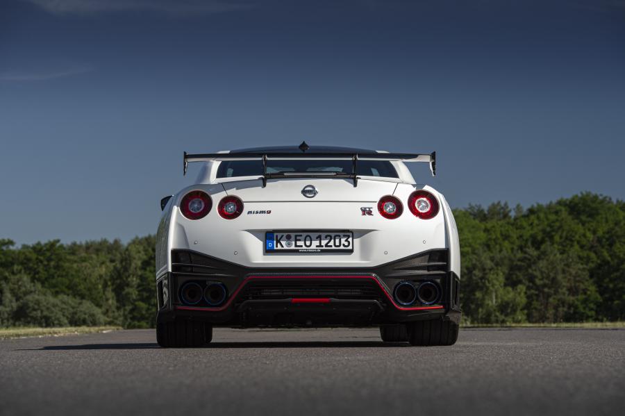  Nissan GT-R Nismo (R35) 2019 года  (UK) (фото 12 из 22)